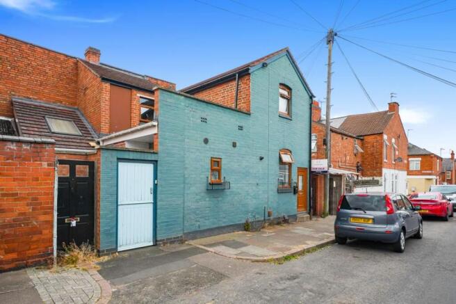 4 bed property, in Compton Road, £195,000