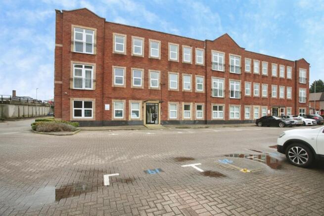 1 bed property, in Woodside Park, £100,000