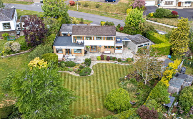 4 bed property, in Highclere Drive, £1,150,000
