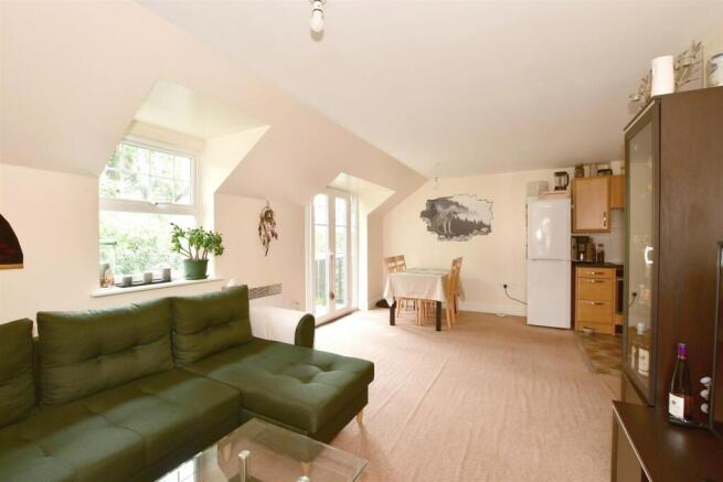 2 bed property, in Worth Park Avenue, £250,000