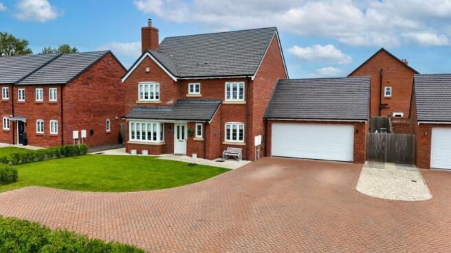 4 bed property, in Crugetone Way, £495,000