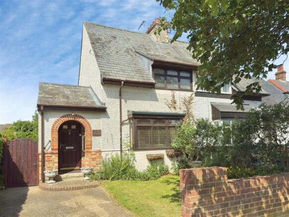 3 bed property, in Chestnut Avenue, £315,000