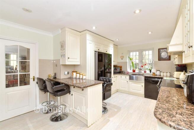 5 bed property, in Nursery Road, £800,000