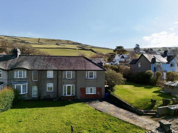 6 bed property, in Dolgoed, £575,000