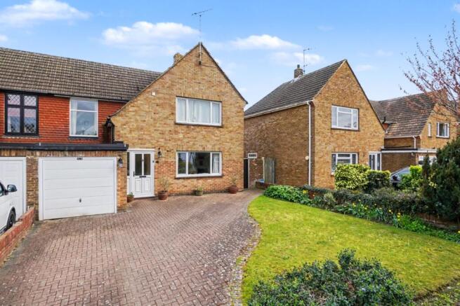 3 bed property, in Grayshott Close, £450,000