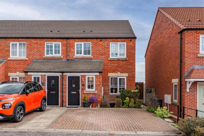 2 bed property, in Beacon View, £190,000