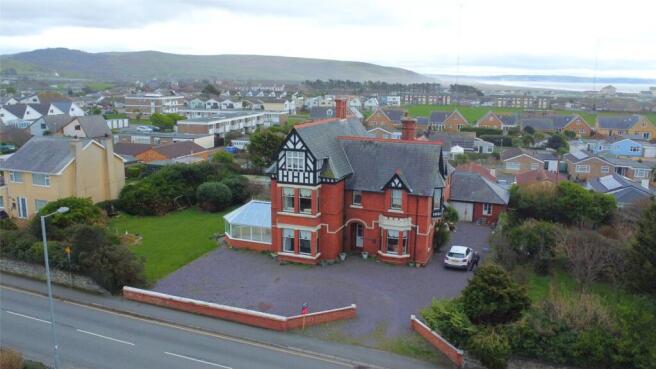 7 bed property, in Pier Road, £495,000