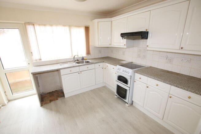 2 bed property, in Cypress Close, £230,000