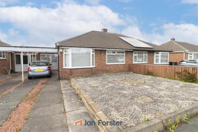 2 bed property, in Rayleigh Drive, £189,950