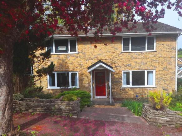 2 bed property, in Holly Dell, £335,000