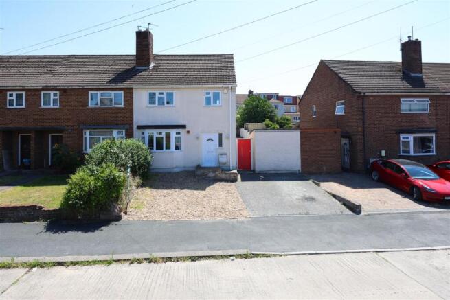 3 bed property, in Hardenhuish Road, £350,000