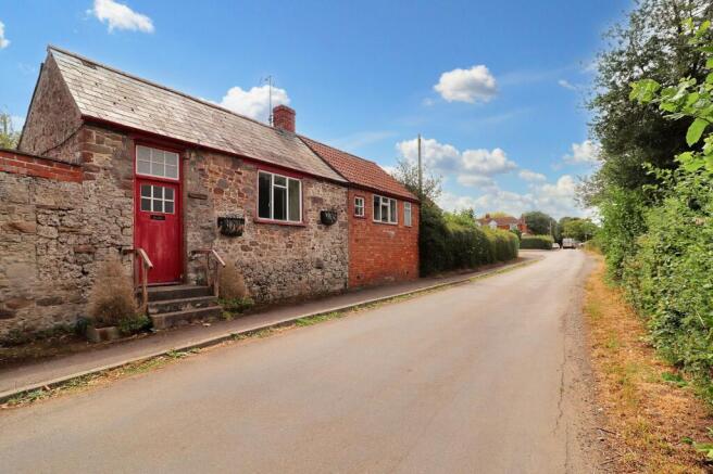 2 bed property, in Westmarsh Lane, £285,000