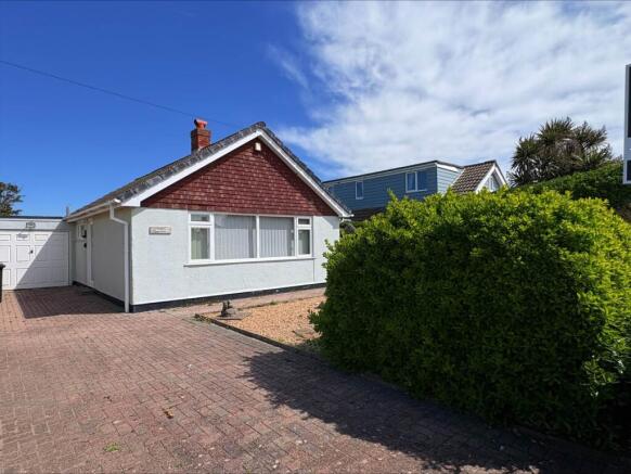 2 bed property, in East Bracklesham Drive, £499,950