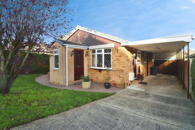 2 bed property, in Cromford Drive, £300,000