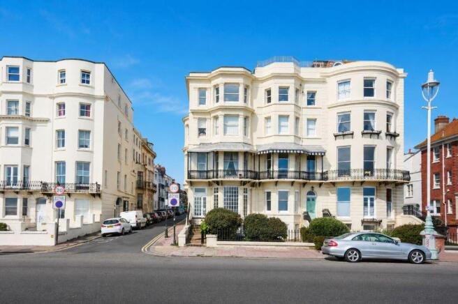 1 bed property, in Marine Parade, £305,000