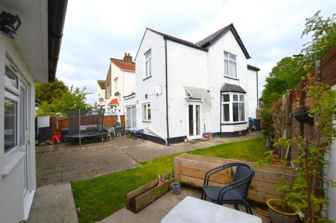 4 bed property, in Hounslow Avenue, £665,000
