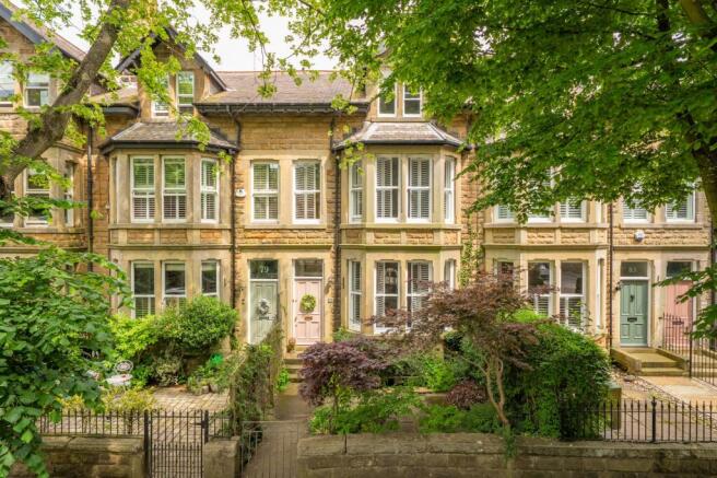 4 bed property, in West End Avenue, £795,000