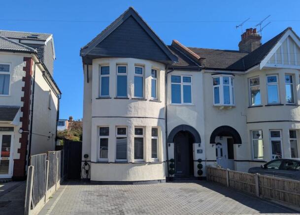 4 bed property, in Victoria Road, £500,000