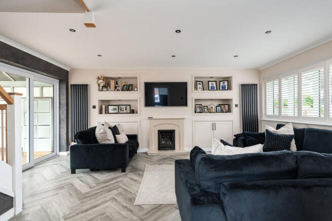 3 bed property, in Lowfield Road, £325,000