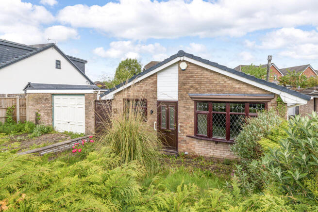 2 bed property, in Ashbourne Avenue, £220,000