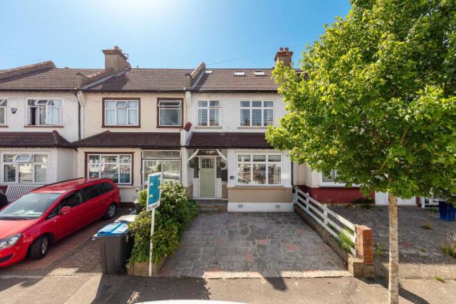 4 bed property, in Beechwood Avenue, £500,000