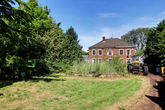 4 bed property, in Horsegate Field Road, £695,000
