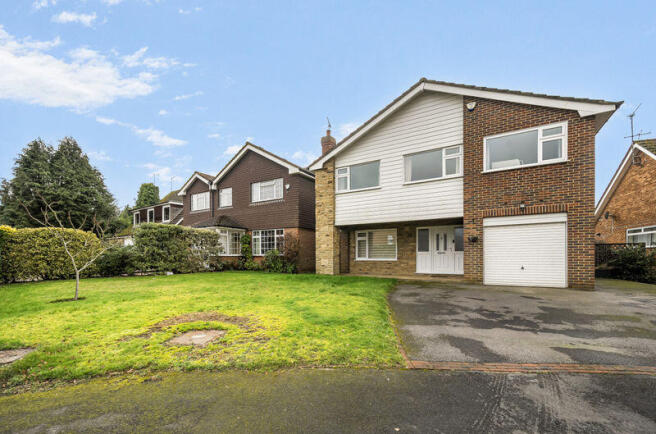 4 bed property, in The Greenways, £625,000