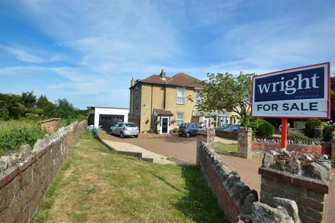 4 bed property, in ASHEY, £395,000