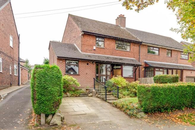 3 bed property, in Lever Park Avenue, £300,000