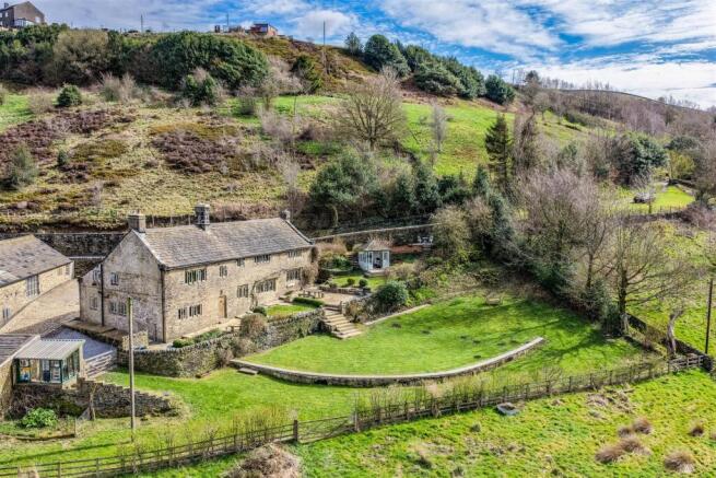 5 bed property, in Old Riding Farm, £900,000