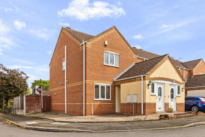 2 bed property, in Vagarth Close, £150,000