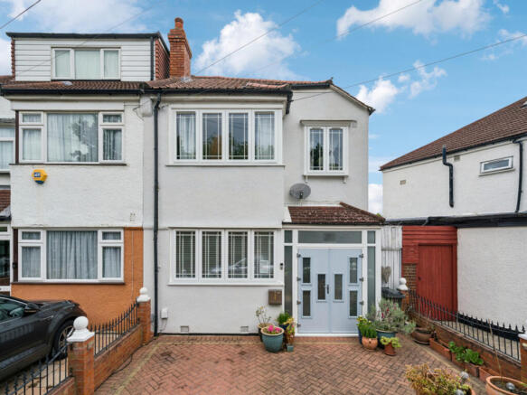 3 bed property, in Chilmark Road, £595,000