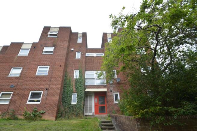 2 bed property, in Beaconsfield, £89,950