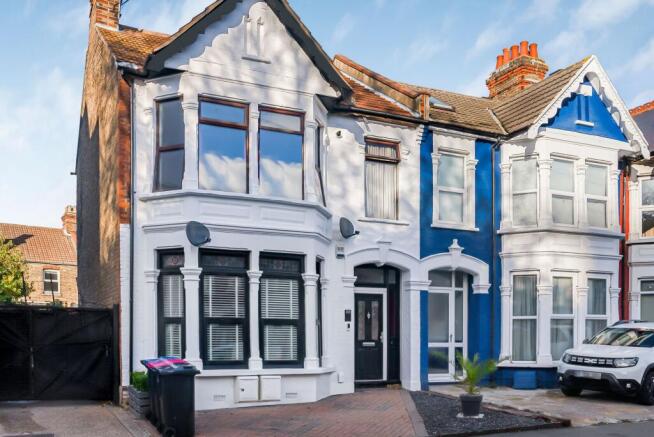1 bed property, in Wimborne Road, £200,000
