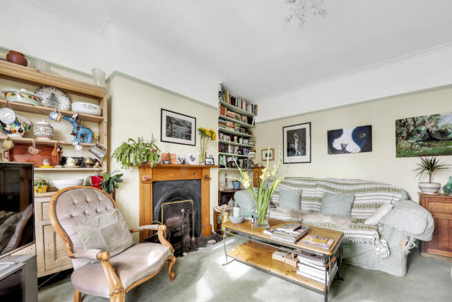 5 bed property, in Dollis Hill Avenue, £850,000