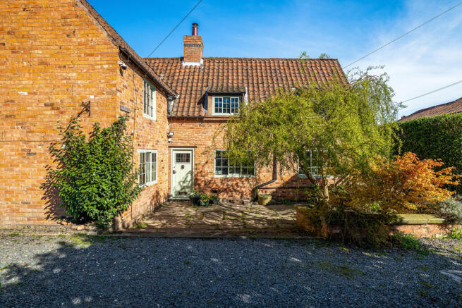 4 bed property, in Main Street, £695,000