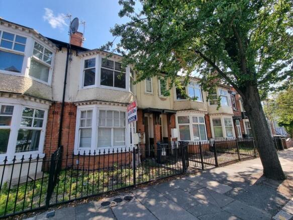2 bed property, in Fosse Road South, £70,000