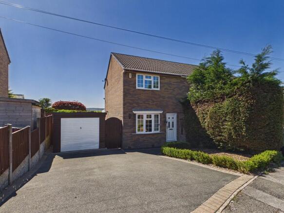 2 bed property, in Dale View Road, £160,000