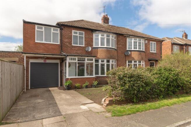 4 bed property, in Beverley Close, £425,000