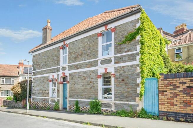 3 bed property, in Robertson Road, £595,000