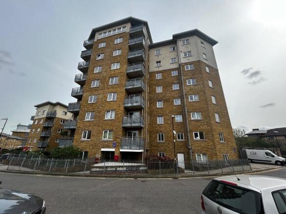 2 bed property, in Pancras Way, £385,000