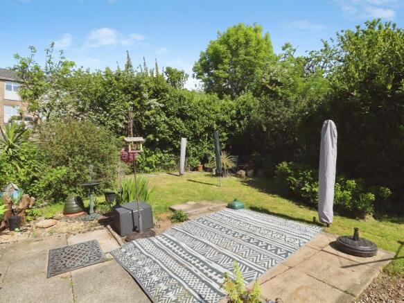 2 bed property, in Quarry Crescent, £130,000