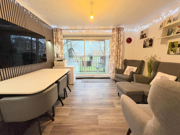1 bed property, in Briery Way, £180,000