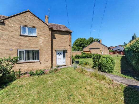 3 bed property, in Berryfield Road, £270,000
