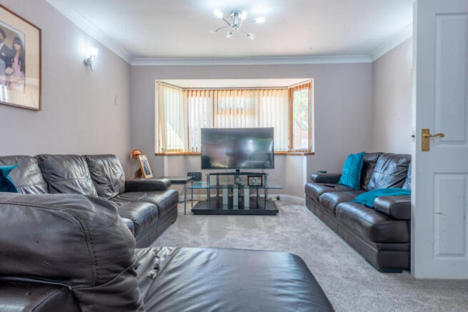 5 bed property, in Castle Lane, £475,000