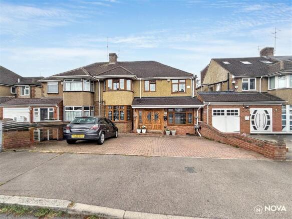 5 bed property, in Stratton Gardens, £625,000