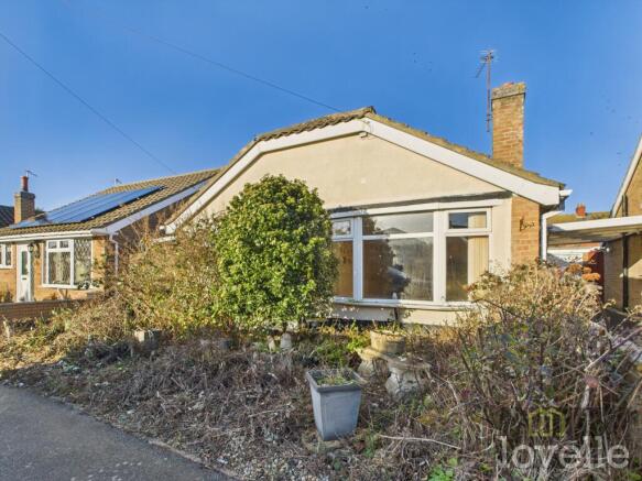 2 bed property, in Camelot Gardens, £169,950