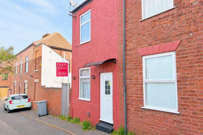 2 bed property, in Queen Street, £120,000