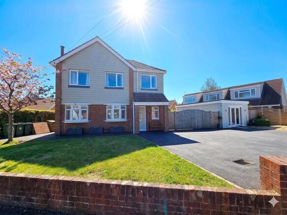 5 bed property, in 36 Lyndale Road, £595,000