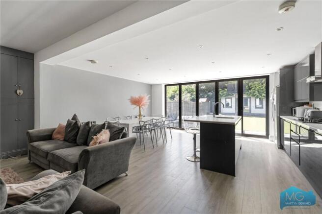 3 bed property, in Petworth Road, £800,000